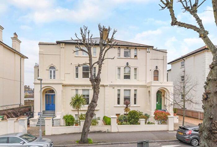 Flat To Rent In Grove Road, Surbiton, Surrey, KT6