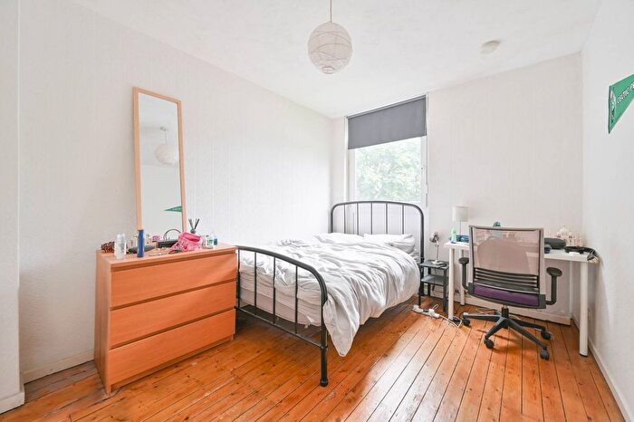 3 Bedroom Flat To Rent In Dickens Estate, Bermondsey, London, SE16