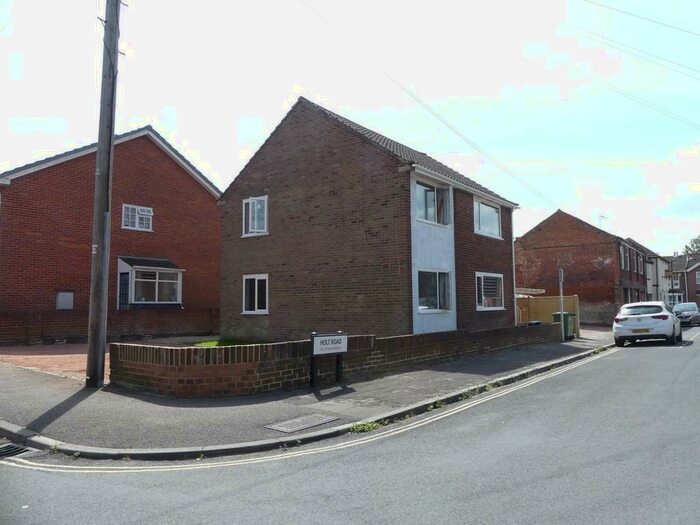 2 Bedroom Maisonette To Rent In Holt Road, The Polygon, SO15