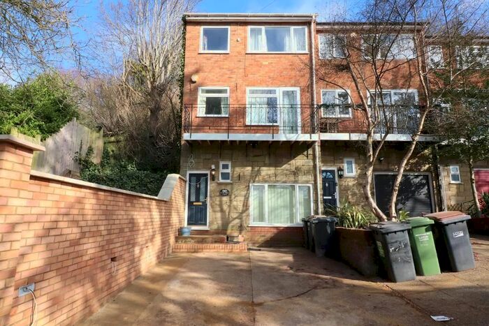 3 Bedroom End Of Terrace House To Rent In Hart Hill Lane, Luton, Bedfordshire, LU2