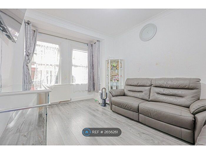 3 Bedroom Flat To Rent In Southview Drive, Westcliff, SS0