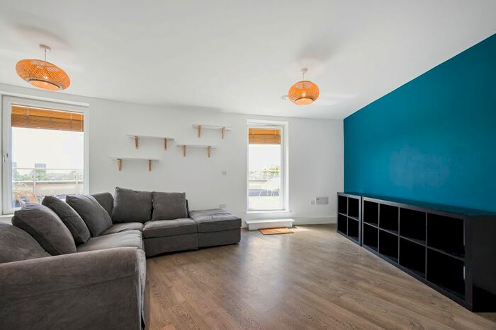 3 Bedroom Flat To Rent In Scotland Green, London, N17