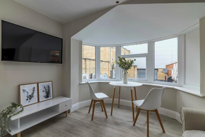 1 Bedroom Flat To Rent In Apartment Powell House - Bed, LN5