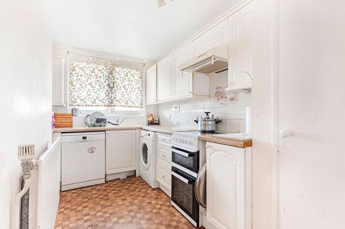 1 Bedroom Flat For Sale In Justin Close, Brentford, TW8