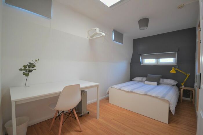 4 Bedroom Flat To Rent In Hanbury Street / Brick Lane, London E1