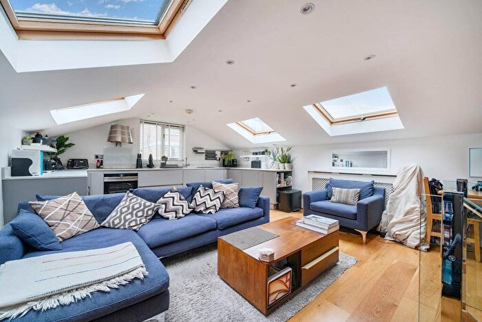 2 Bedroom Maisonette For Sale In Balls Pond Road, Islington, London, N1