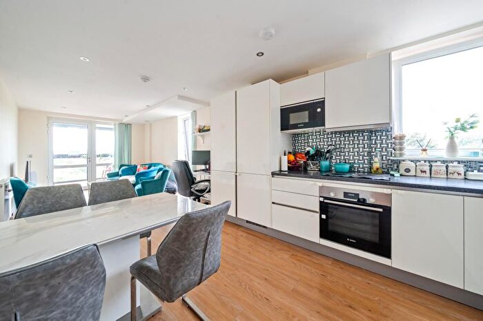 2 Bedroom Block Of Flats For Sale In Bishopsgate House, Hounslow, TW4