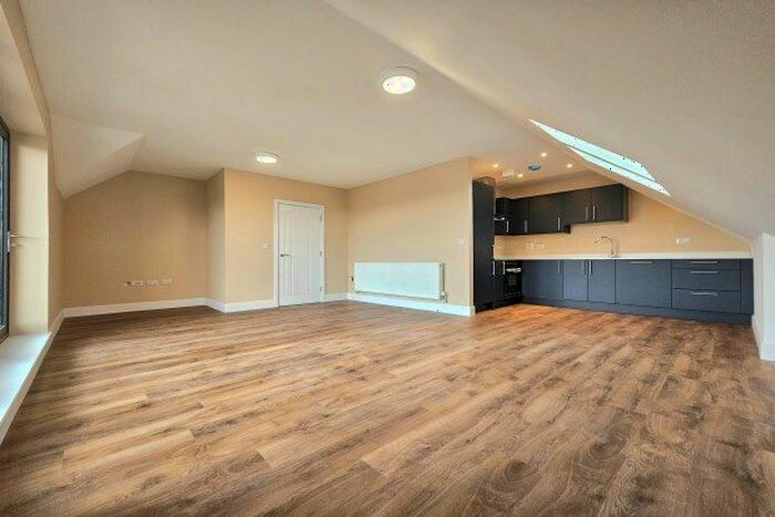 2 Bedroom Flat To Rent In Croft Avenue, West Wickham, BR4