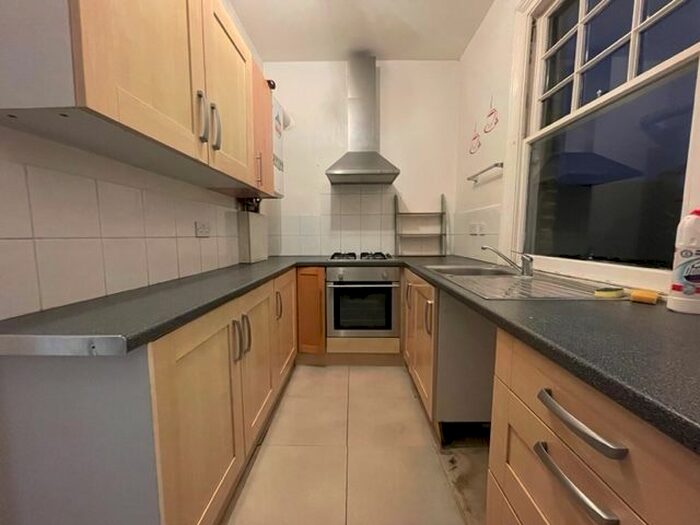 2 Bedroom Maisonette To Rent In Beddington Lane, Croydon, CR0