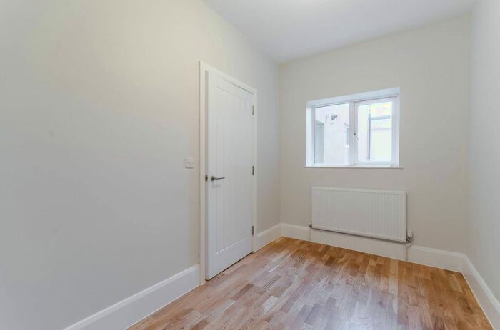 1 Bedroom Flat To Rent In Garratt Lane, Earlsfield, London, SW18