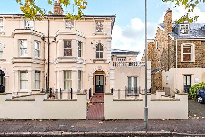 1 Bedroom Flat For Sale In Grove Crescent, Kingston Upon Thames, KT1