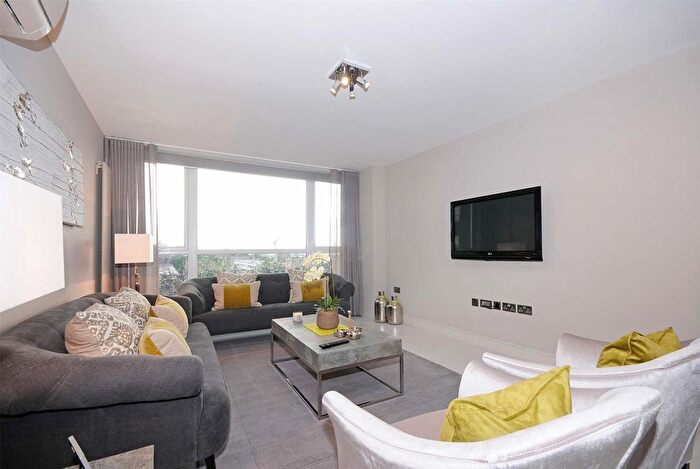 3 Bedroom Flat To Rent In St. Johns Wood Park, London, NW8