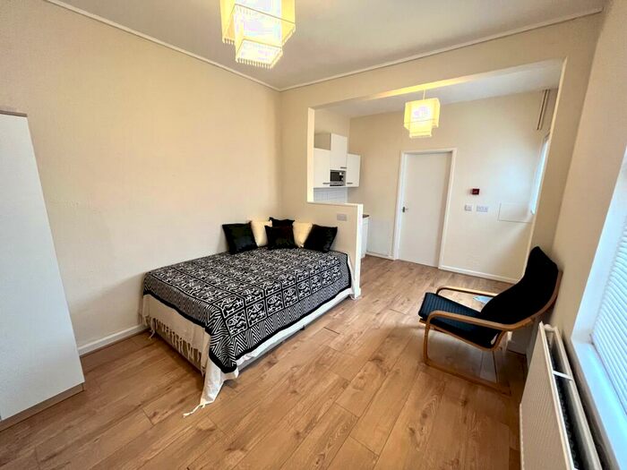 Studio To Rent In Cricklade Road, Gorse Hill, Swindon, SN2