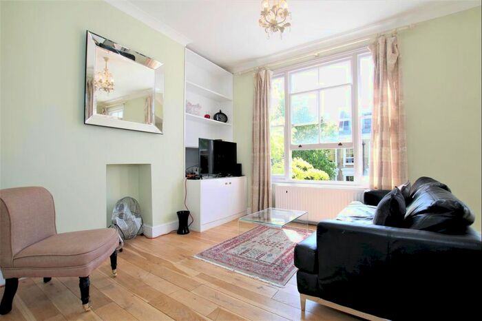 1 Bedroom Flat To Rent In Kempsford Gardens, Earls Court, London, SW5