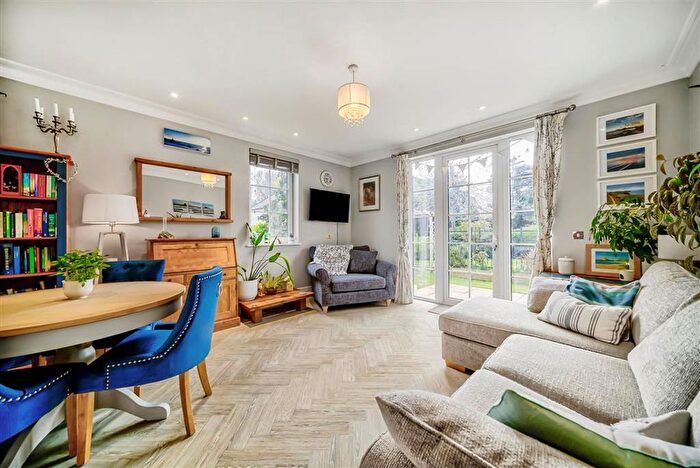 1 Bedroom Flat For Sale In Whitcome Mews, Richmond, TW9