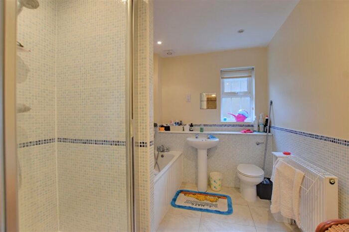2 Bedroom Flat For Sale In Chatsworth Mews, Diamond Road, Watford, WD24