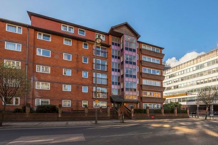 2 Bedroom Flat To Rent In The Broadway, London, SW19