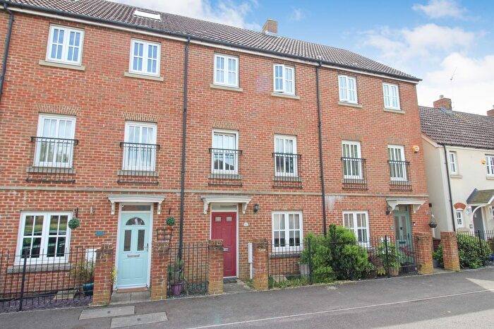 4 Bedroom Town House To Rent In Trist Way, Ifield, Crawley, West Sussex., RH11