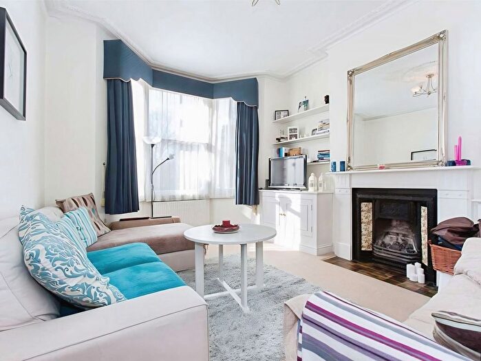 2 Bedroom Flat To Rent In Fulham Palace Road, London, SW6