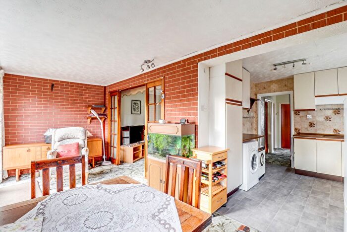2 Bedroom Semi-Detached Bungalow For Sale In Clifton Avenue, Benfleet, SS7
