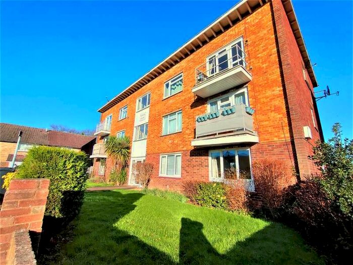 2 Bedroom Flat To Rent In Spiers Way, Horley, Surrey, RH6