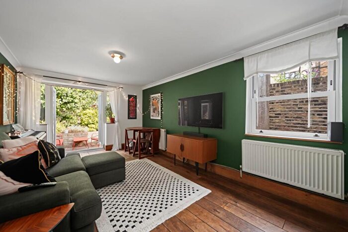 3 Bedroom Flat For Sale In Cazenove Road, London, N16