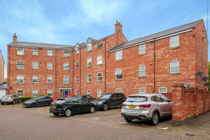 2 Bedroom Flat To Rent In Fairford Leys, Aylesbury, HP19