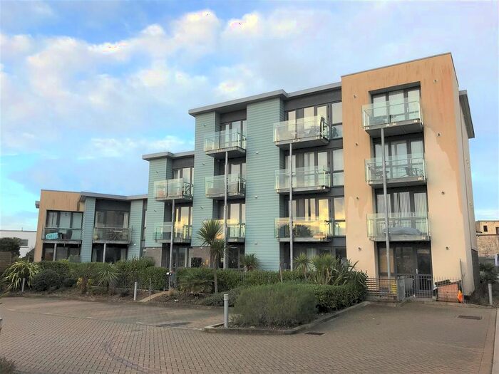 2 Bedroom Flat To Rent In Pentire Crescent, Newquay, TR7