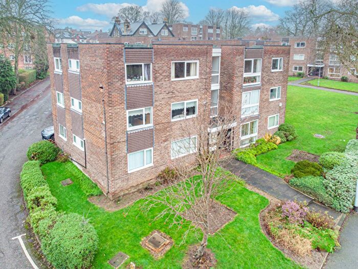 2 Bedroom Flat For Sale In Kingsway Court, Leeds, LS17