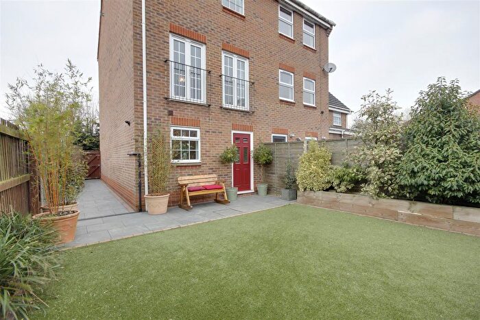 3 Bedroom Town House For Sale In Aire Close, Brough, HU15