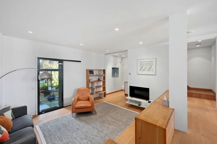4 Bedroom Mews To Rent In Brownlow Mews, London, WC1N