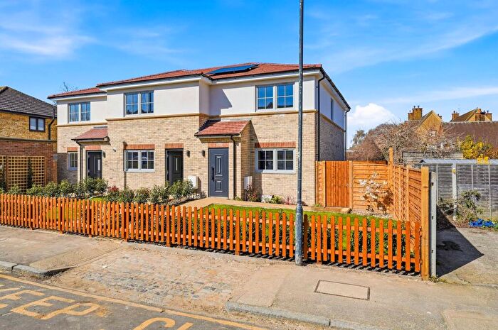 3 Bedroom End Of Terrace House For Sale In Hainault Street, New Eltham, London, SE9