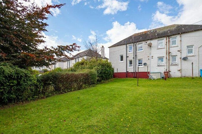 1 Bedroom Flat To Rent In Bed With Driveway & Garden Netherplace Rd, G77