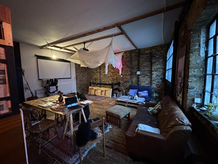 2 Bedroom Flat To Rent In Flat, - Ratcliffe Cross Street, London, E1