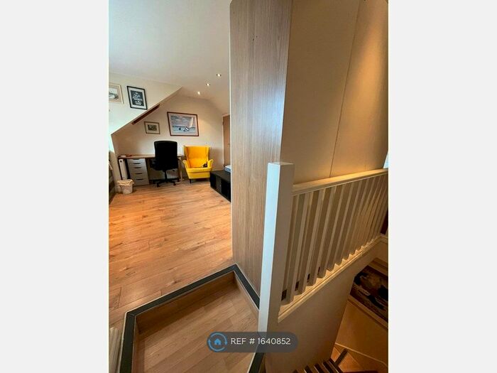 Studio To Rent In Park Road, London, NW4