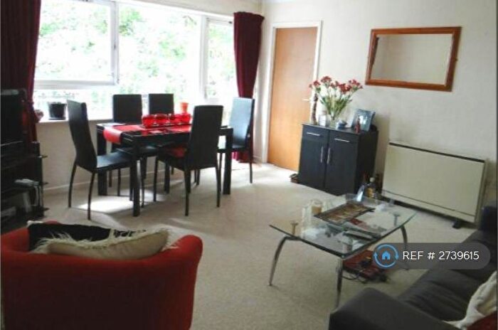 2 Bedroom Flat To Rent In Hawthorne Close, Horsham, RH12