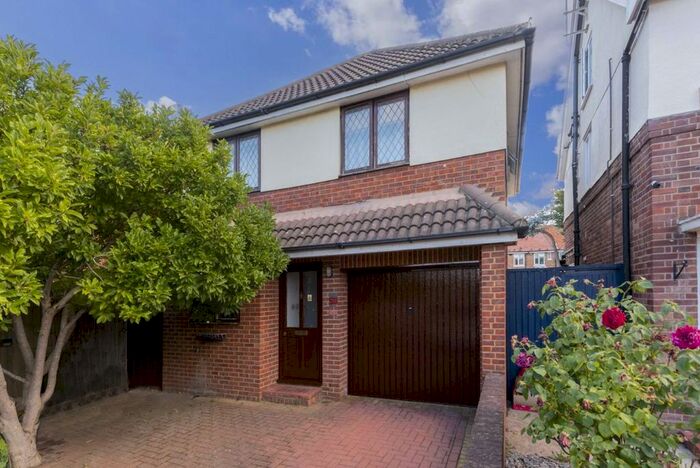 4 Bedroom Detached House To Rent In Rectory Grove, Hampton, TW12