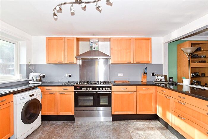 3 Bedroom Town House For Sale In Chapman Way, East Malling, West Malling, Kent, ME19