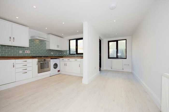 3 Bedroom End Of Terrace House To Rent In Cotswold Meadow, Witney, OX28