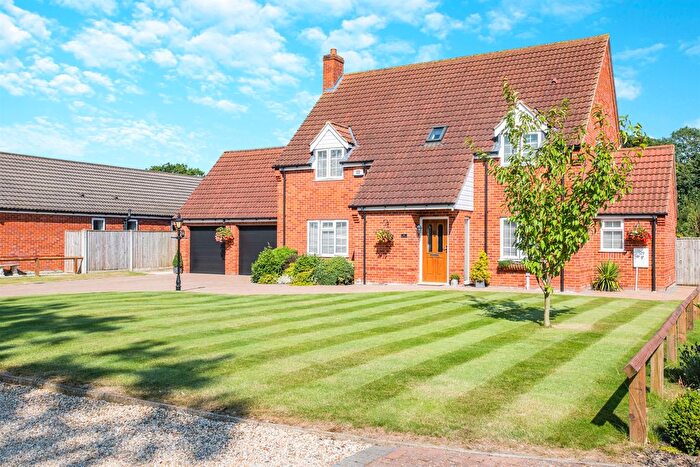 4 Bedroom Detached House For Sale In Chequers Meadow, Hainford, Norwich, NR10