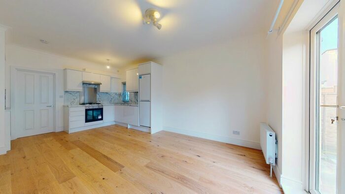 2 Bedroom Flat To Rent In Oakhill Road, Putney, SW15