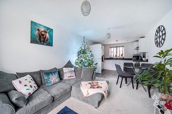 2 Bedroom Flat For Sale In Newman Square, Solihull, West Midlands, B90