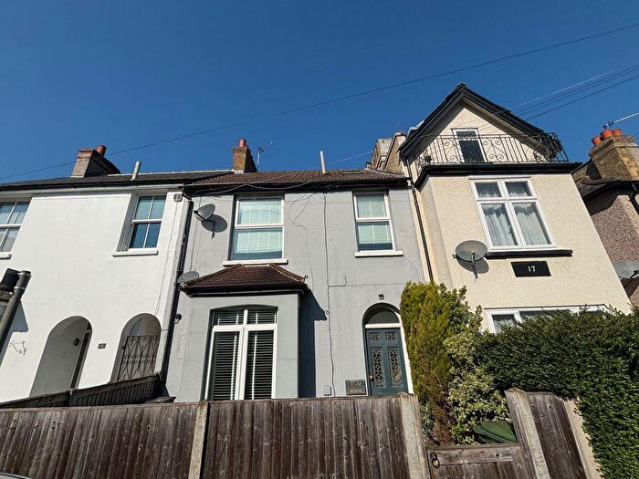 2 Bedroom Flat To Rent In Washington Road, Worcester Park, KT4