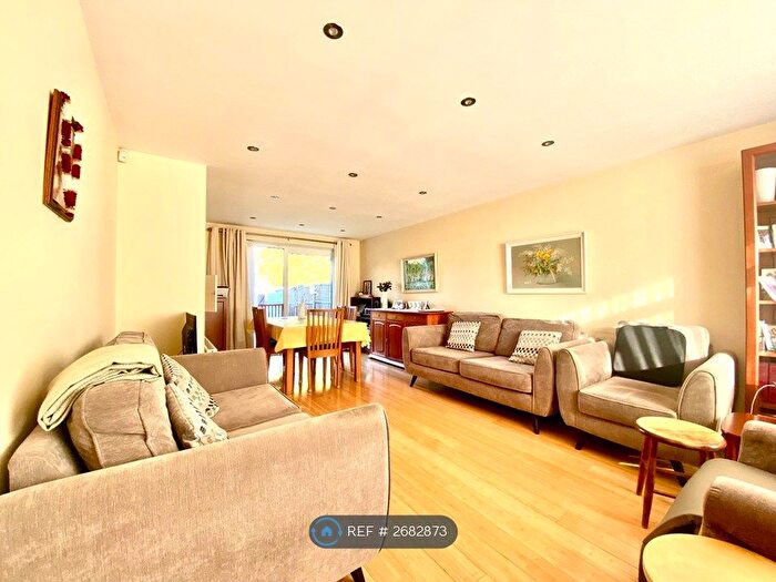 3 Bedroom Detached House To Rent In Warden Avenue, Harrow, HA2