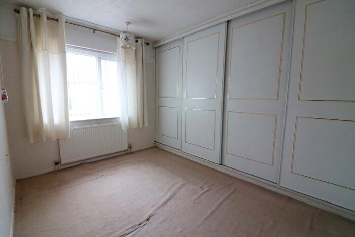 3 Bedroom End Of Terrace House For Sale In Eaton Valley Road, Luton, Bedfordshire, LU2
