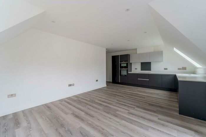 2 Bedroom Flat To Rent In Bowdon House, Purley, CR8