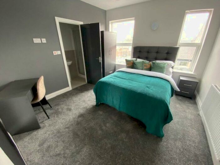 5 Bedroom Terraced House To Rent In Cemetery Road, Salford, M5