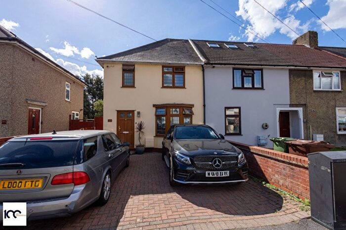 3 Bedroom Semi-Detached House For Sale In Fitzstephen Road, Dagenham, RM8
