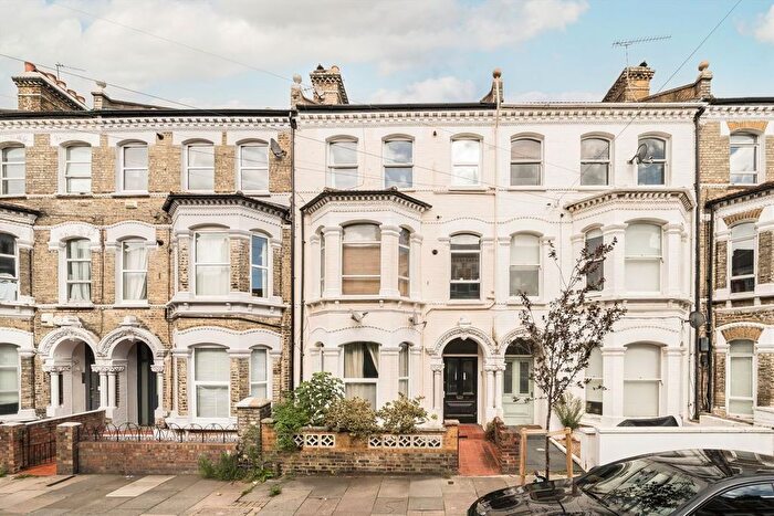 3 Bedroom Flat For Sale In Mayflower Road, Clapham, SW9