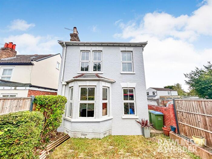3 Bedroom Detached House For Sale In Walton Road, West Molesey, KT8